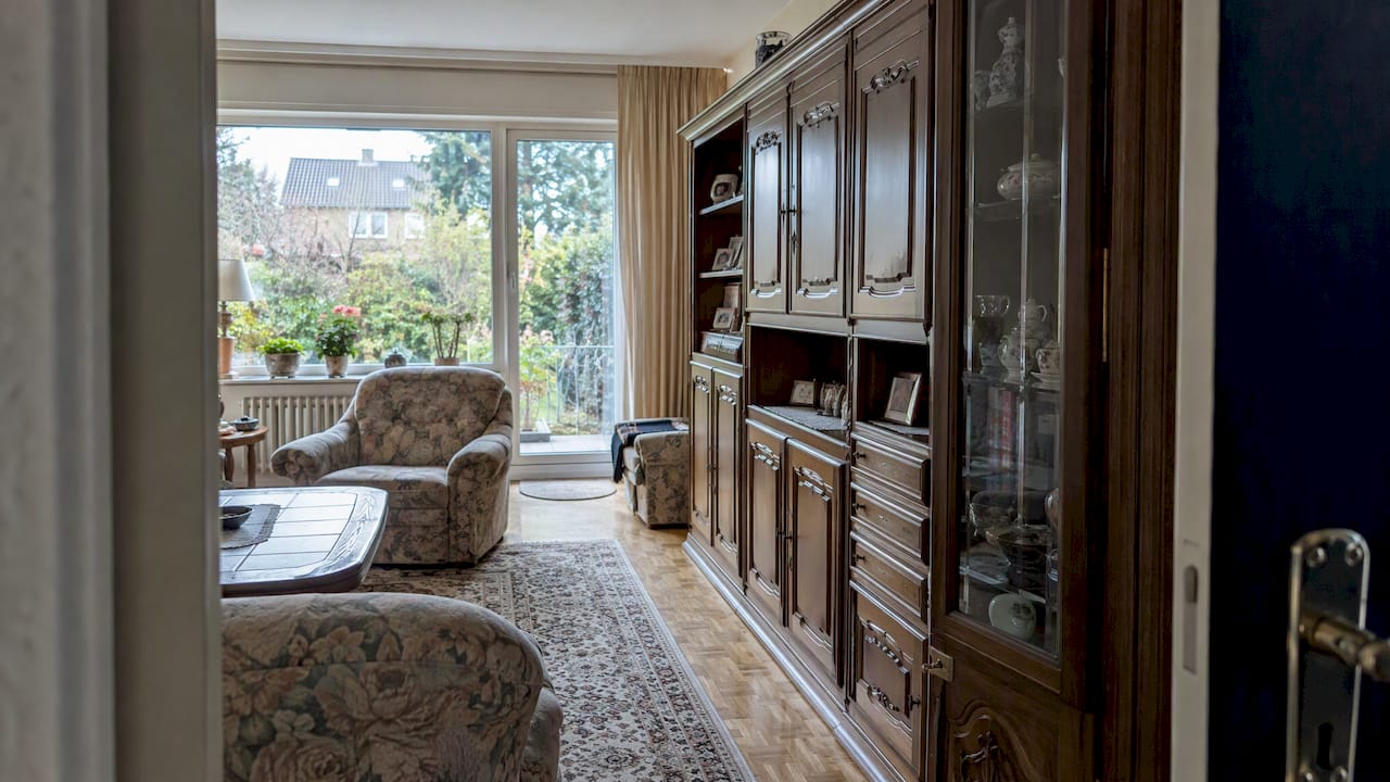 Massive Schrankwand im geerbten Wohnzimmer